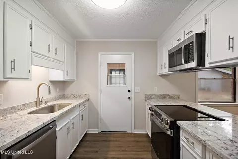 Kitchen - 214 Dublin Ct, Brandon, MS 39047 photo 2 of 4