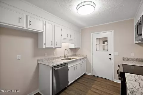 Kitchen - 214 Dublin Ct, Brandon, MS 39047 photo 3 of 4