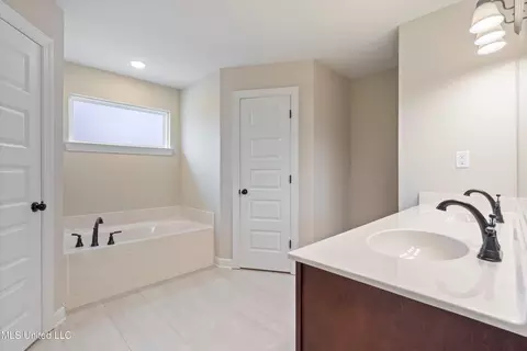 Bath - 6501 Carmel Pt, Walls, MS 38680 photo 1 of 3