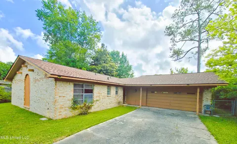 1302 Chalmette Ave, Ocean Springs, MS 39564