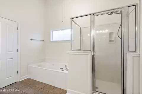 Bath - 7231 Wind Dr, Olive Branch, MS 38654 photo 2 of 5