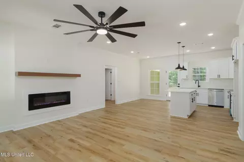 Living - 25 Maple Rd, Petal, MS 39465 photo 1 of 2