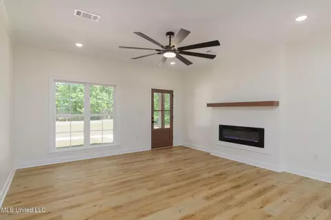 Living - 25 Maple Rd, Petal, MS 39465 photo 2 of 2