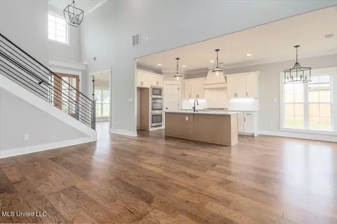 Living - 1748 Baisley Dr, Nesbit, MS 38651 photo 2 of 3