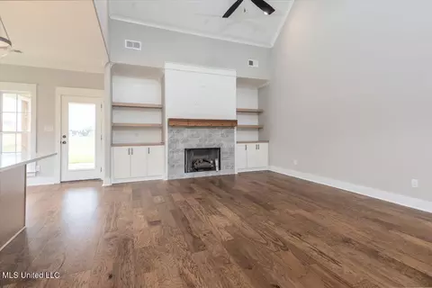 Living - 1748 Baisley Dr, Nesbit, MS 38651 photo 3 of 3
