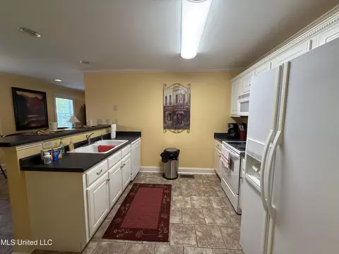 Kitchen - 14 Patsy Path #98, Iuka, MS 38852 photo 2 of 3