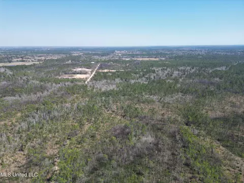 40 Whitfield Dr, Kiln, MS 39556