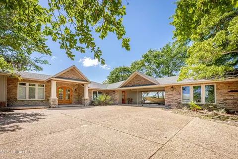 2801 Eagle Pine Dr, Ocean Springs, MS 39564