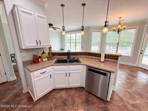 Kitchen - 7401 Michael Dr, Hernando, MS 38632 photo 5 of 7