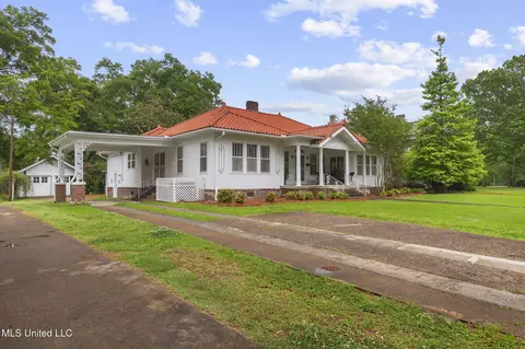369 E Peace St, Canton, MS 39046