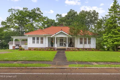369 E Peace St, Canton, MS 39046 photo 2