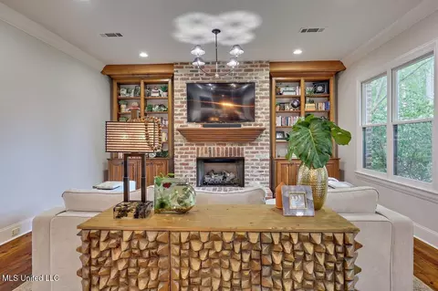 Living - 112 Fenwick Cir, Madison, MS 39110 photo 4 of 8