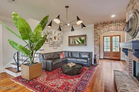Living - 112 Fenwick Cir, Madison, MS 39110 photo 2 of 8