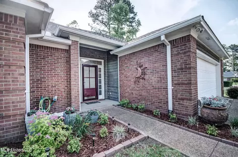 1245 Barnett Bend Dr, Brandon, MS 39047