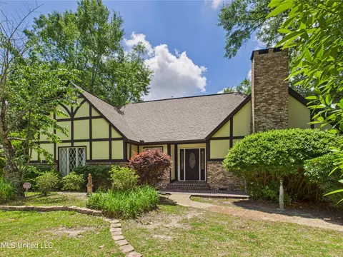 1909 Shady Point Cir, Gautier, MS 39553
