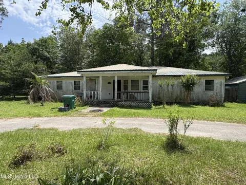 6105 E Desoto St, Bay Saint Louis, MS 39520