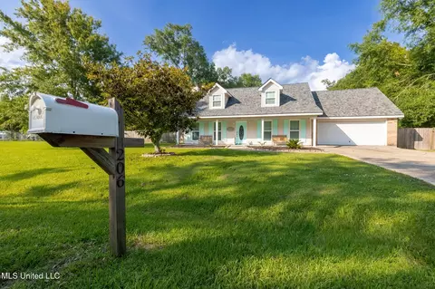 206 Vacation Ln, Waveland, MS 39576
