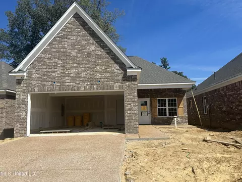 319 Flower Garden Dr, Southaven, MS 38671