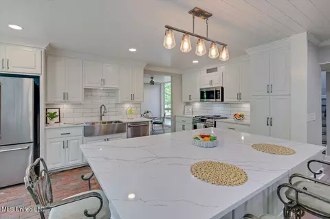 Kitchen - 1844 Eastover Dr, Jackson, MS 39211 photo 3 of 4