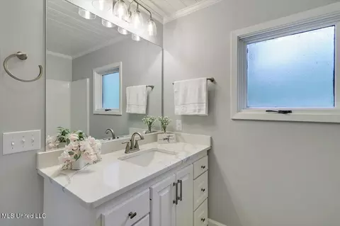 Bath - 1844 Eastover Dr, Jackson, MS 39211 photo 6 of 7