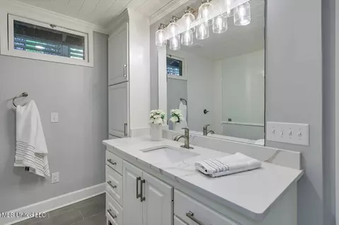 Bath - 1844 Eastover Dr, Jackson, MS 39211 photo 2 of 7