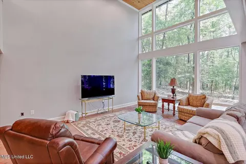 Living - 1844 Eastover Dr, Jackson, MS 39211 photo 2 of 4