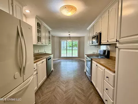Kitchen - 265 Greensview Dr, Brandon, MS 39047 photo 4 of 6