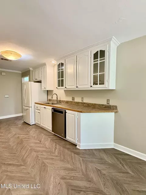 Kitchen - 265 Greensview Dr, Brandon, MS 39047 photo 2 of 6