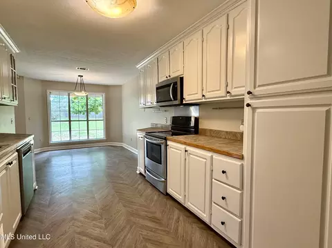 Kitchen - 265 Greensview Dr, Brandon, MS 39047 photo 6 of 6