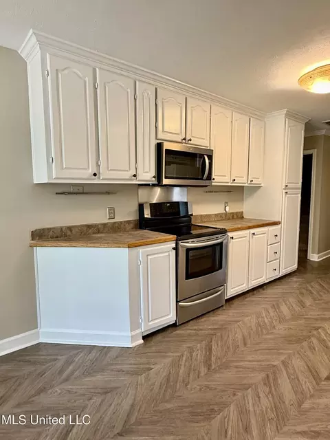 Kitchen - 265 Greensview Dr, Brandon, MS 39047 photo 3 of 6