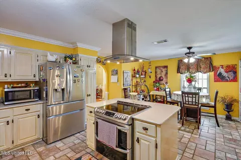 Kitchen - 107 Chalet Strasse, Brandon, MS 39042 photo 2 of 5