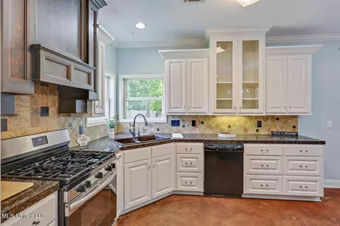 Kitchen - 114 Parkway Cv, Brandon, MS 39047 photo 5 of 6