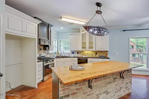 Kitchen - 114 Parkway Cv, Brandon, MS 39047 photo 3 of 6