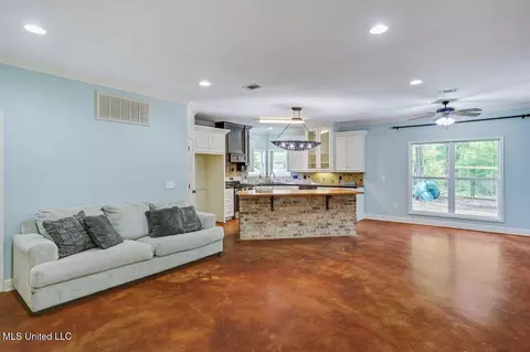 Living - 114 Parkway Cv, Brandon, MS 39047 photo 5 of 7