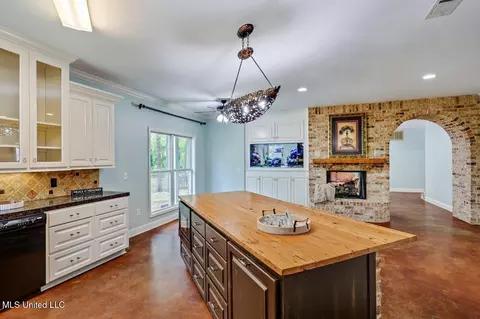 Kitchen - 114 Parkway Cv, Brandon, MS 39047 photo 4 of 6