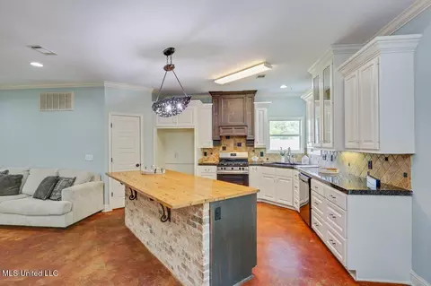 Kitchen - 114 Parkway Cv, Brandon, MS 39047 photo 2 of 6
