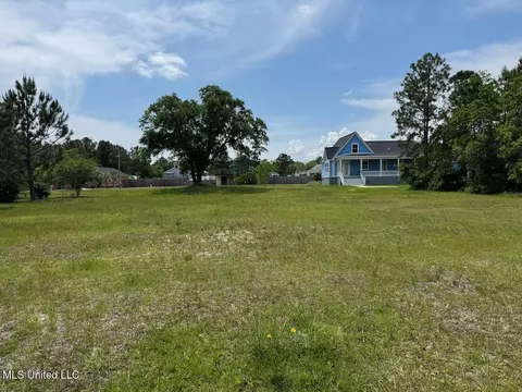 105 Edwards Dr, Pass Christian, MS 39571