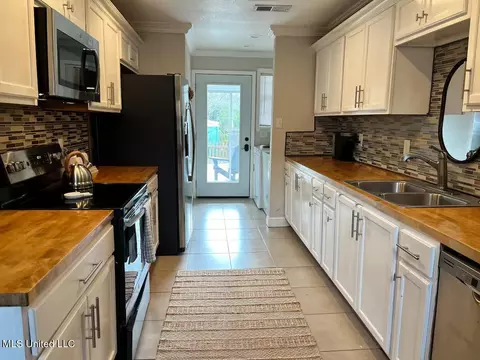 Kitchen - 5584 E Diamondhead Dr, Diamondhead, MS 39525 photo 1 of 1