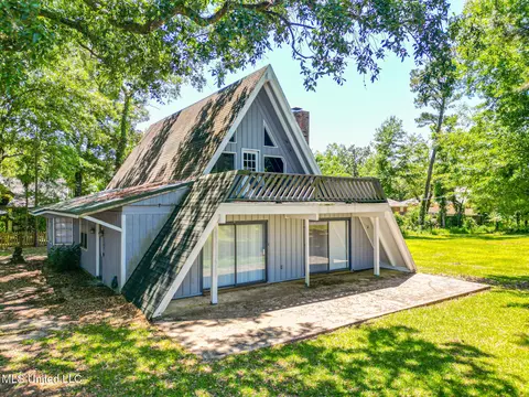 5584 E Diamondhead Dr, Diamondhead, MS 39525