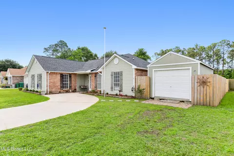 300 Woodward Dr, Ocean Springs, MS 39564