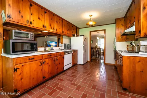 Kitchen - 2012 Southwood Rd, Jackson, MS 39211 photo 1 of 3