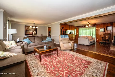 Living - 2012 Southwood Rd, Jackson, MS 39211 photo 2 of 3