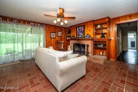 Living - 2012 Southwood Rd, Jackson, MS 39211 photo 3 of 3