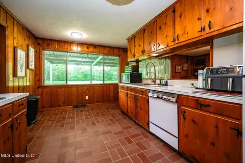 Kitchen - 2012 Southwood Rd, Jackson, MS 39211 photo 3 of 3
