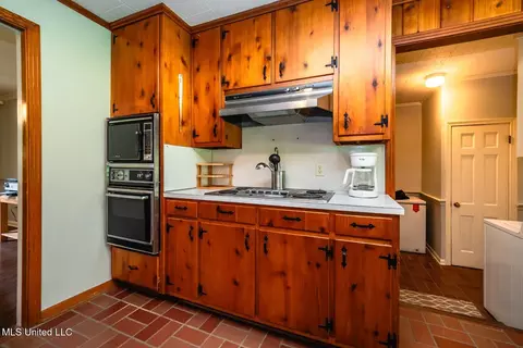 Kitchen - 2012 Southwood Rd, Jackson, MS 39211 photo 2 of 3
