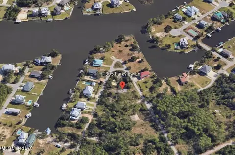 305 Parkview Ln, Pass Christian, MS 39571