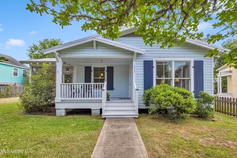 212 Washington St, Bay Saint Louis, MS 39520