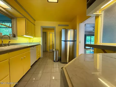 Kitchen - 3316 Old Canton Rd, Jackson, MS 39216 photo 2 of 3