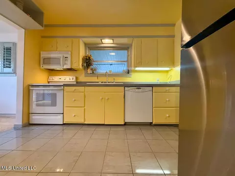 Kitchen - 3316 Old Canton Rd, Jackson, MS 39216 photo 1 of 3