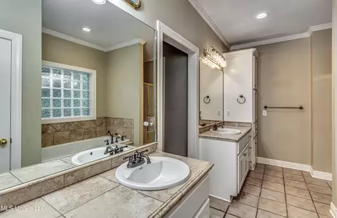Bath - 203 Remington Dr, Brandon, MS 39042 photo 4 of 5